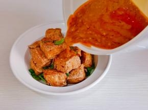 浇在炸好的豆腐上即可。