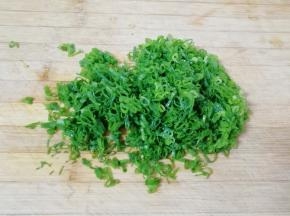 香葱叶洗干净切成葱花，切的越小越好。 