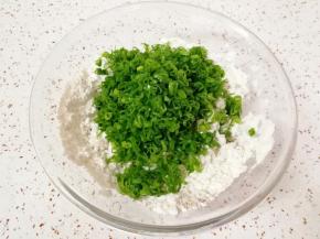 加入葱花搅拌均匀。 