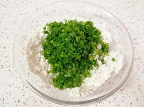 加入葱花搅拌均匀。 