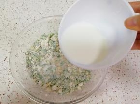 分次加入纯牛奶。 