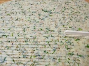 用干净的梳子压出花纹，烤箱上下管160度预热。 