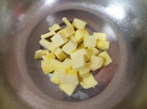 黄油室温软化后切成小块。 