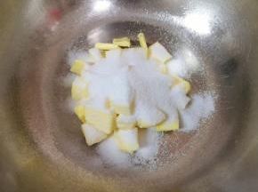 加入糖粉。 