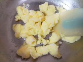 用硅胶刮铲翻拌均匀，以免打发的时候糖粉乱飞。 