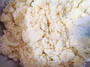 用硅胶刮刀翻拌均匀。 
