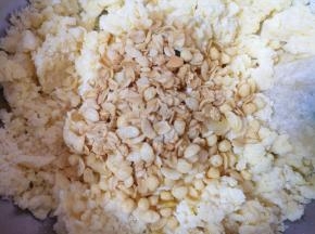 加入燕麦脆混合均匀。 