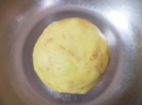 揉成光滑的饼干面团。 