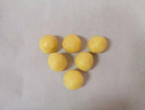 将饼干面团分成10g一份搓成小圆球。 