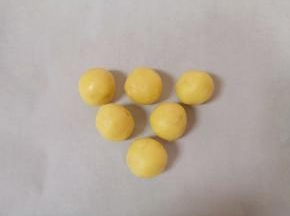 将饼干面团分成10g一份搓成小圆球。 