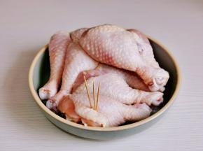 鸡腿洗净擦干水分，用牙签翟出孔。（便于腌制时入味）