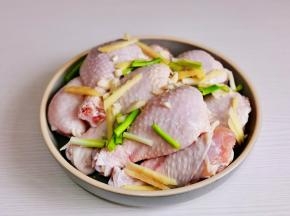 加入切好的葱姜蒜。