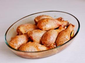 加入烧烤料抓拌均匀，腌制2小时以上。