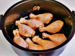 腌制好的鸡腿摆入空气炸锅中，185度30分钟。