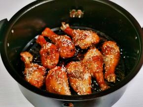 取出刷上蜂蜜，撒辣椒粉，孜然，白芝麻，185度再烤10分钟。