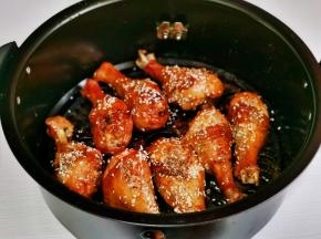 取出刷上蜂蜜，撒辣椒粉，孜然，白芝麻，185度再烤10分钟。