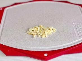 大蒜去皮切碎。