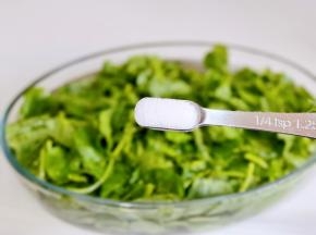 豆苗摘干净冲洗几遍，加盐。