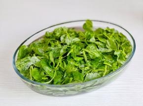 冷水泡5分钟，捞出沥干水分。