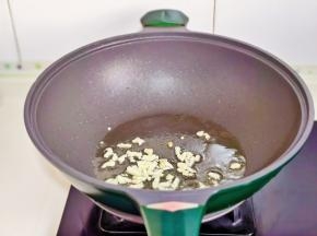 起油锅加入蒜末炒出香味。