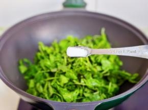 按个人口味加入盐。