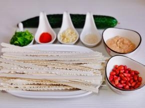 准备食材，黄瓜洗净切丝。
