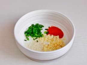 蒜末，芝麻，辣椒粉，葱花放入碗中。