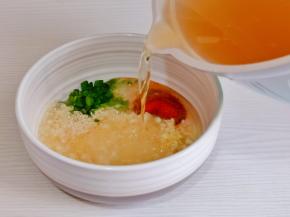 倒入热油。