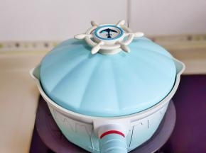 锅中加水烧开。