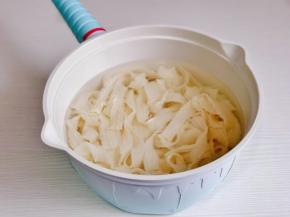 过冷水，再沥干水分。