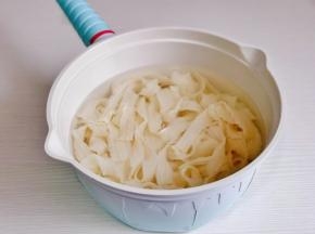过冷水，再沥干水分。