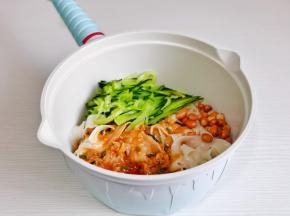 所有食材混合，淋上调料汁，拌均匀就好啦！