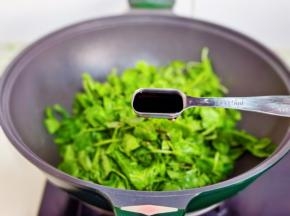 加入一勺酱油。