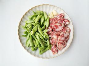 四季豆切段，腊肠大蒜切片。