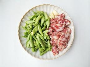 四季豆切段，腊肠大蒜切片。