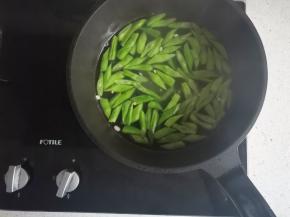 锅中烧开水，放入四季豆煮2分钟。