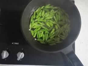 锅中烧开水，放入四季豆煮2分钟。