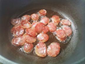 腊肠炒至透明，