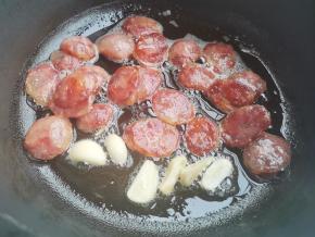 放入大蒜爆香，