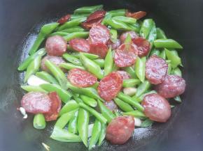 加入四季豆炒匀。