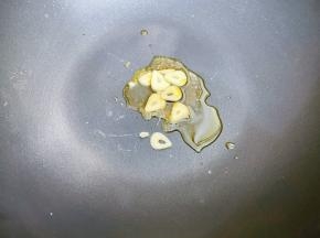 锅里加入植物油，油热后下入蒜片爆香