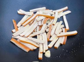 加入香干翻炒