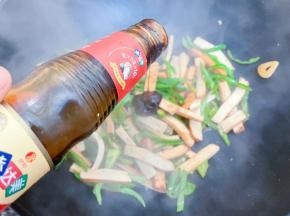 出锅前加入蚝油