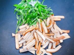 加入青椒丝和盐翻炒均匀