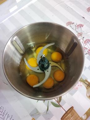 鸡蛋磕入绞肉机中！