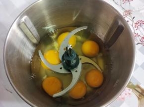 鸡蛋磕入绞肉机中！