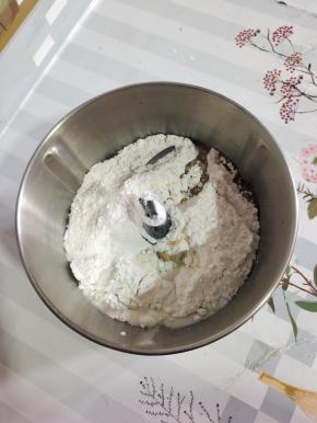 放入300克蛋糕预拌粉，70克牛奶（或者清水）