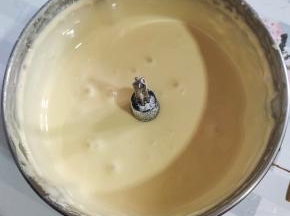 启动绞肉机，打发成奶油状！