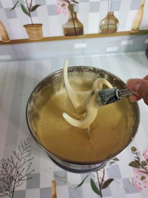 加入75克油翻拌均匀！