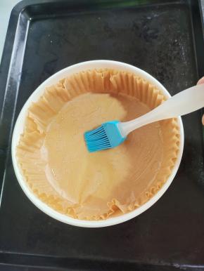 蛋糕纸托上均匀的刷一层油！